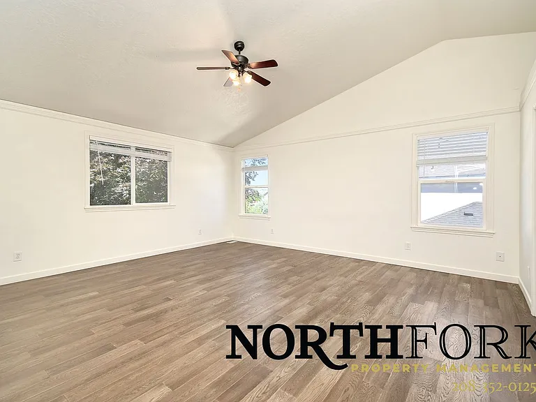 1322 E Grand Canyon St — Photo 9