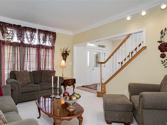 4th image of 10 Lakeridge Dr