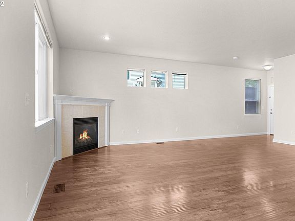 4th image of 637 SE Heathcliff Ln