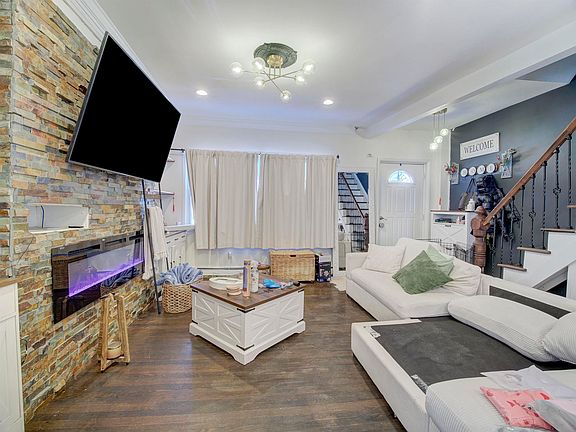 3rd image of 26 E 49th St