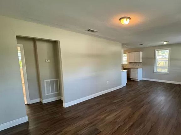 5th image of 4522 Kingsbury St