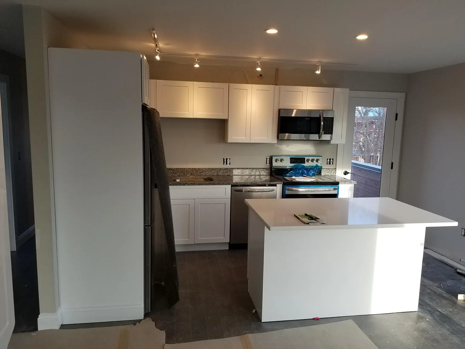 2 bed, 885 sqft, $3,350 — Photo 3