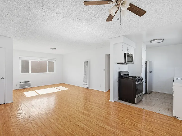 6640 Darby Ave — Photo 2