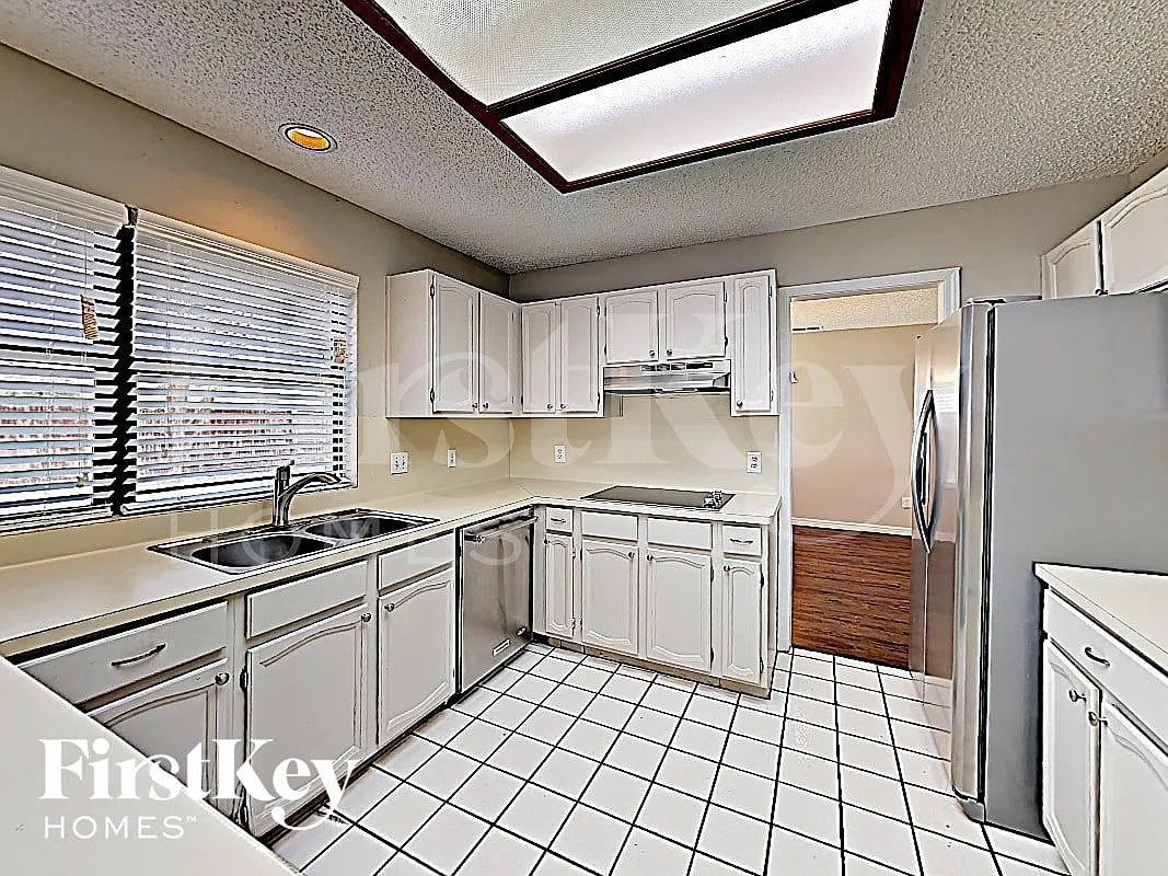 3 bed, 2.5 bath, 2511 sqft, $2,315 — Photo 4