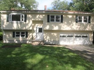 39 Robinwood Rd, Trumbull, CT 06611