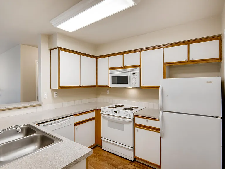 Stratford Apartments — Photo 13