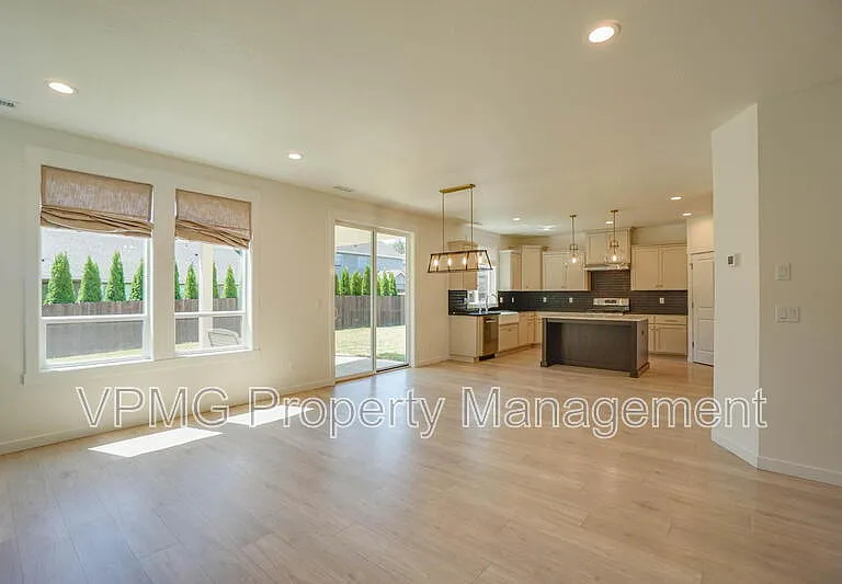 935 SE 36th St — Photo 11