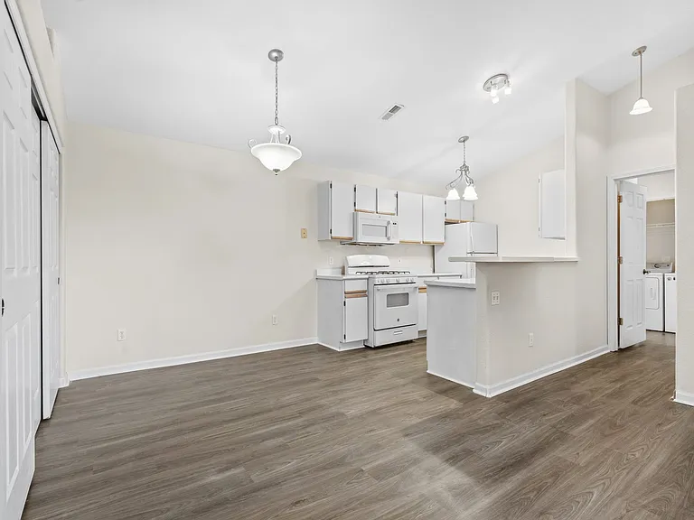 Oasis Apartments — Photo 18