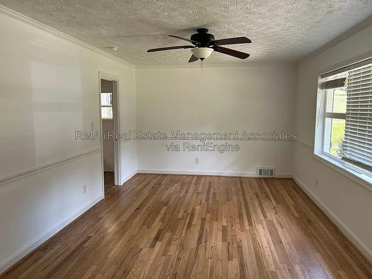 216 Hillandale Dr — Photo 2