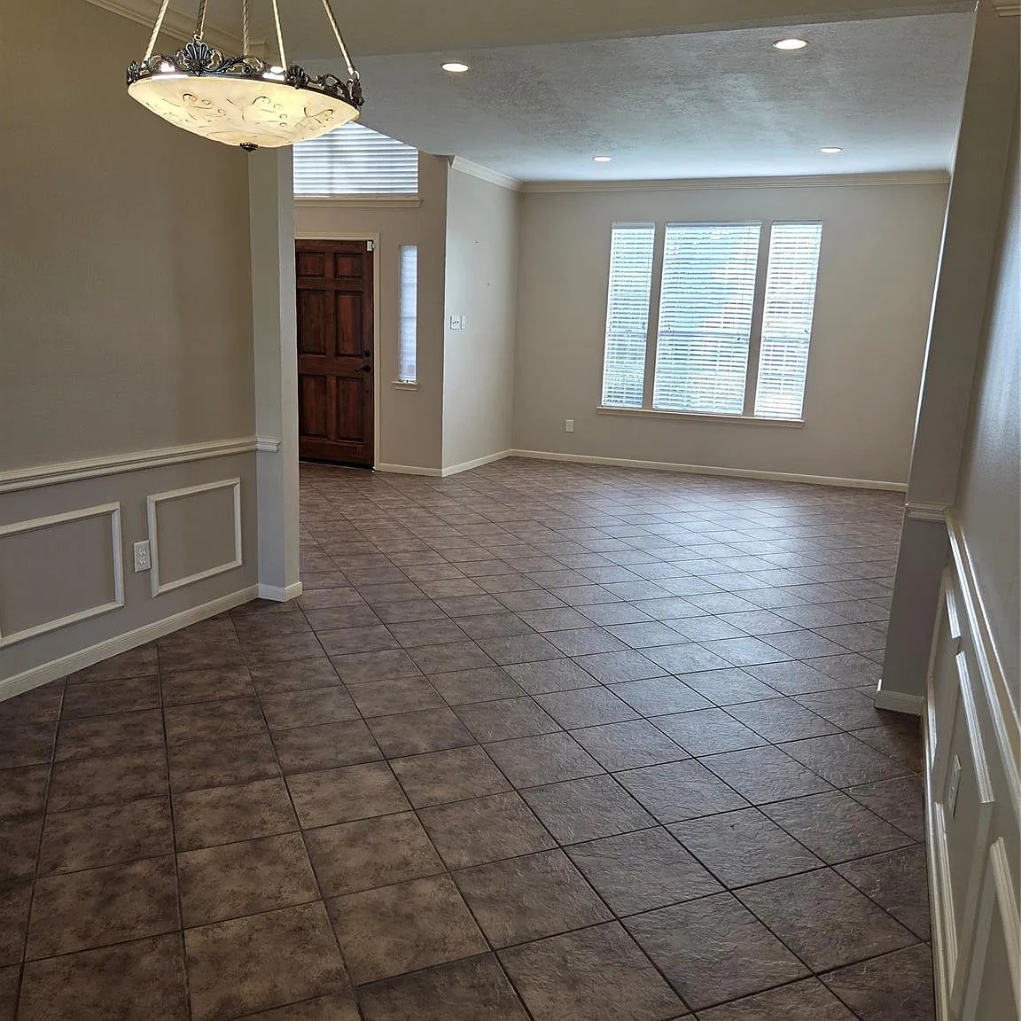 4 bed, 2.5 bath, 2495 sqft, $2,500 — Photo 2