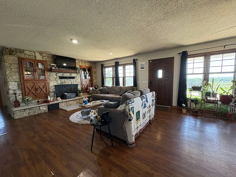 4676 N Dwight Dr — Photo 6