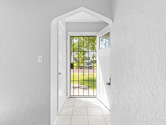 4th image of 805 E Seneca Pl
