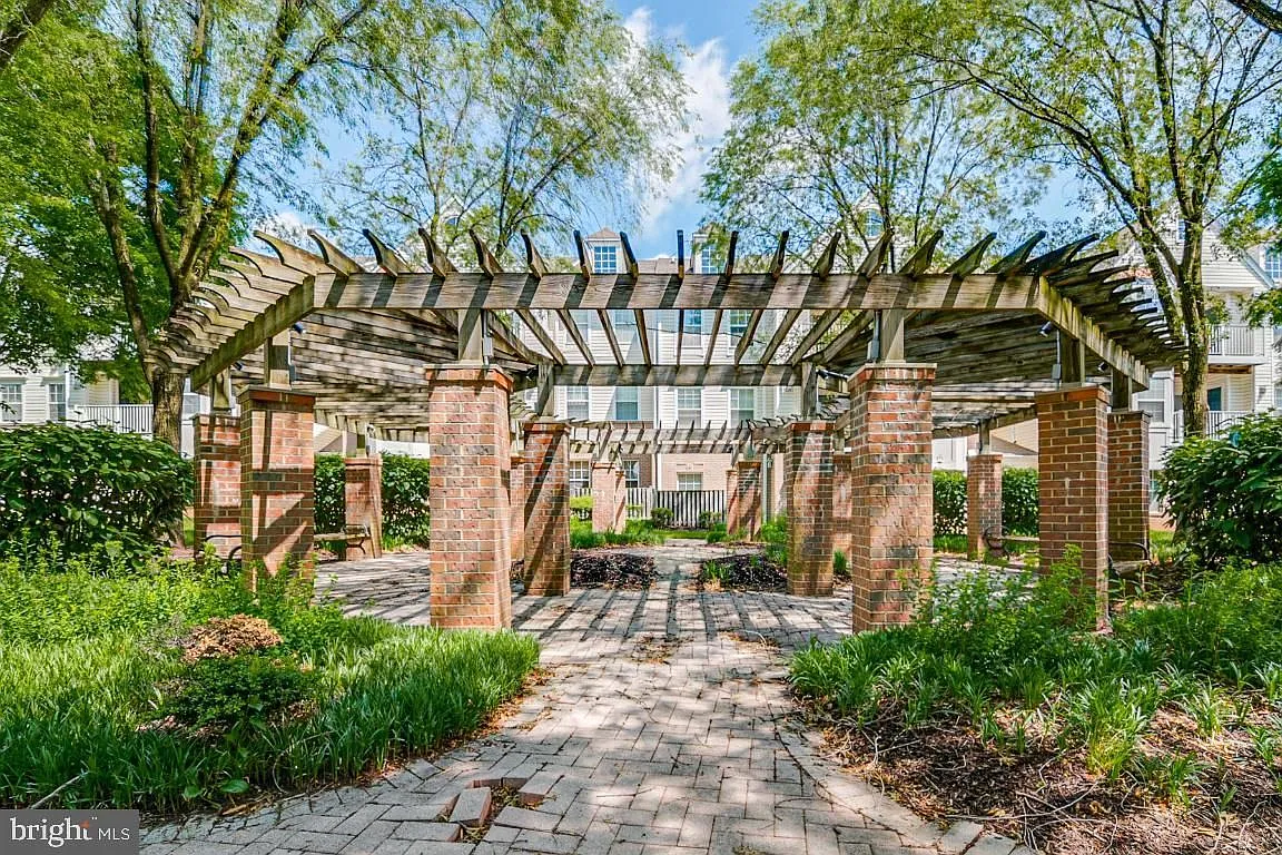 2 bed, 2.0 bath, 964 sqft, $2,300 — Photo 1
