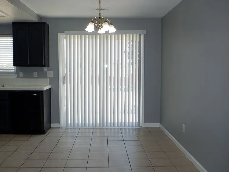 530 Las Colinas St — Photo 4