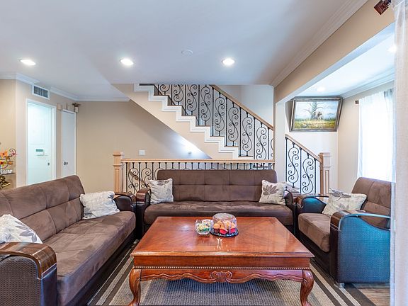 4th image of 424 N Kenwood St APT 1