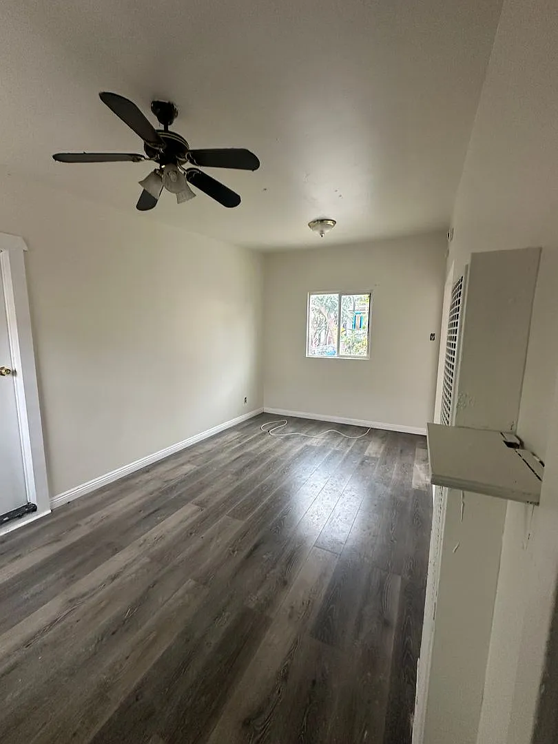 1304 Amalia, Efficiency style units — Photo 3