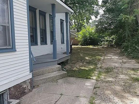 4th image of 214 W 13th St