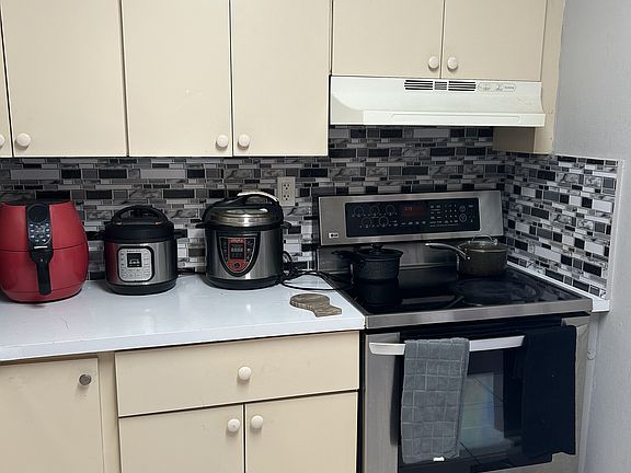 5th image of 1085 W 68th St