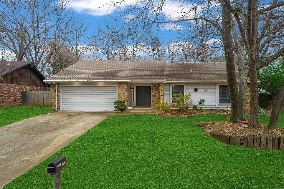 3 bed, 2044 sqft, $2,000 — Photo 1