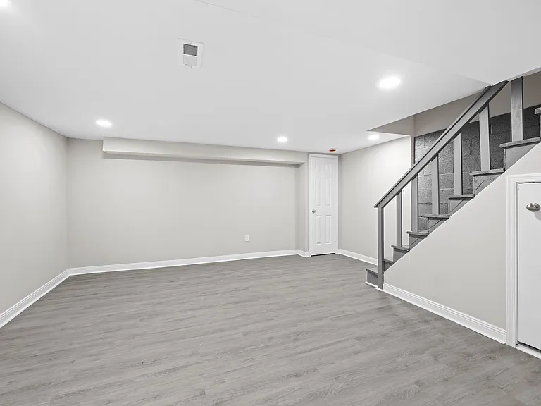20 E Monument Ave — Photo 17