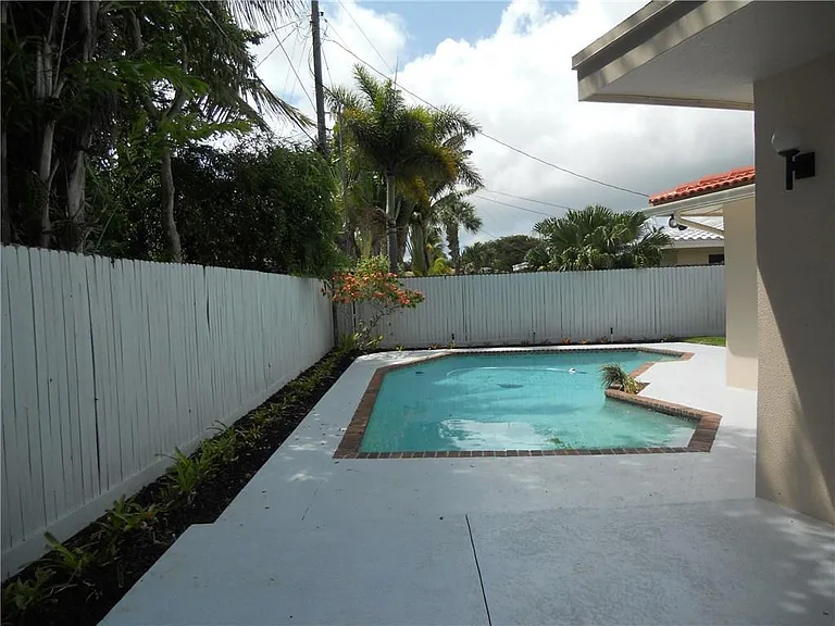 5910 NE 21st Way — Photo 12
