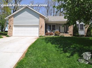 1006 Emerald Woods Ct, Davenport, IA