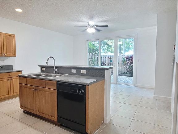 4th image of 975 NE 42nd Pl Unit 975