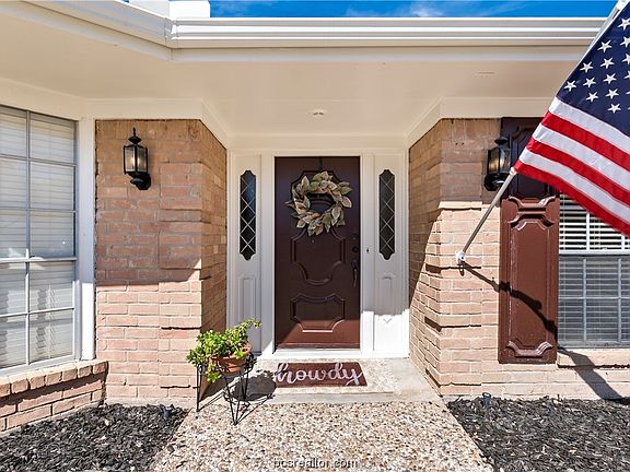 2nd image of 1021 Guadalupe Dr