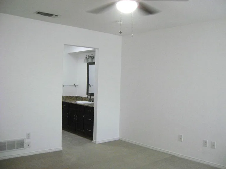 1714 Red Bud Ln — Photo 4