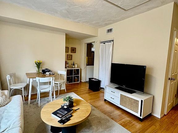 3rd image of 1101 W Barry Ave APT 1E