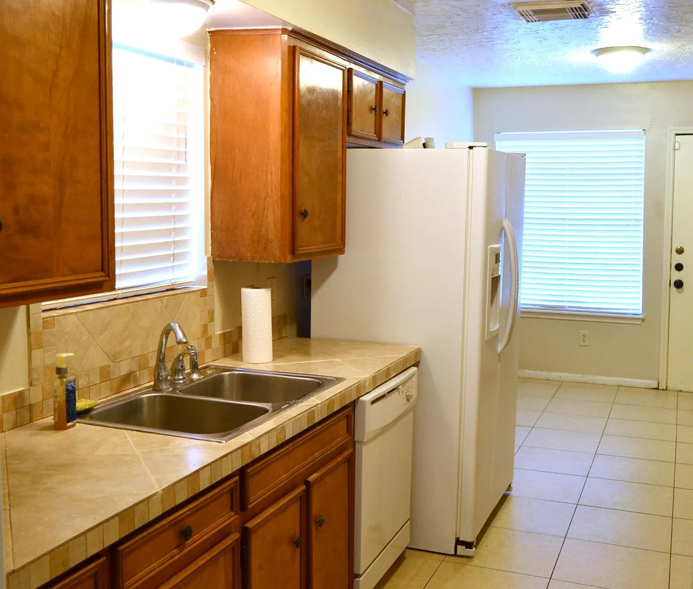 3 bed, 1900 sqft, $2,025 — Photo 2