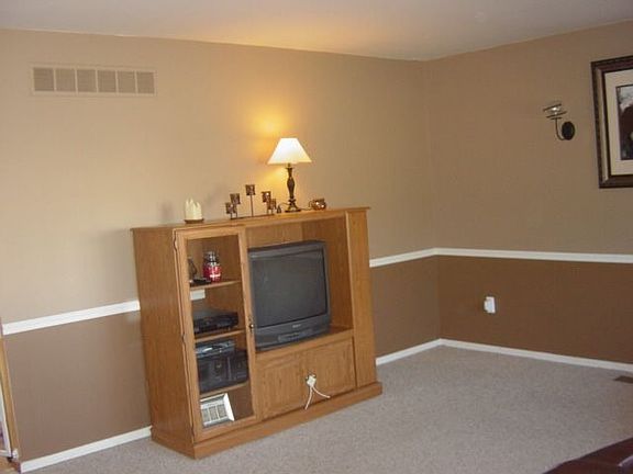 3rd image of 2065 Helen St