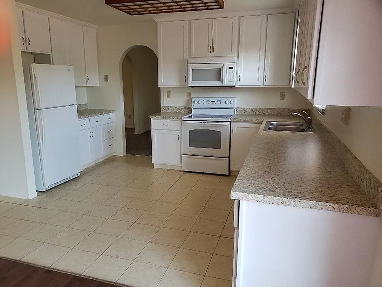 2212 Glenwood Cir — Photo 3