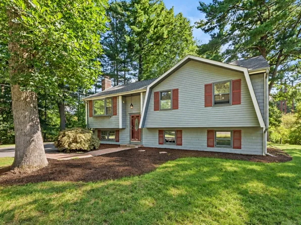 10 Jason Cir, North Attleboro, MA 02760