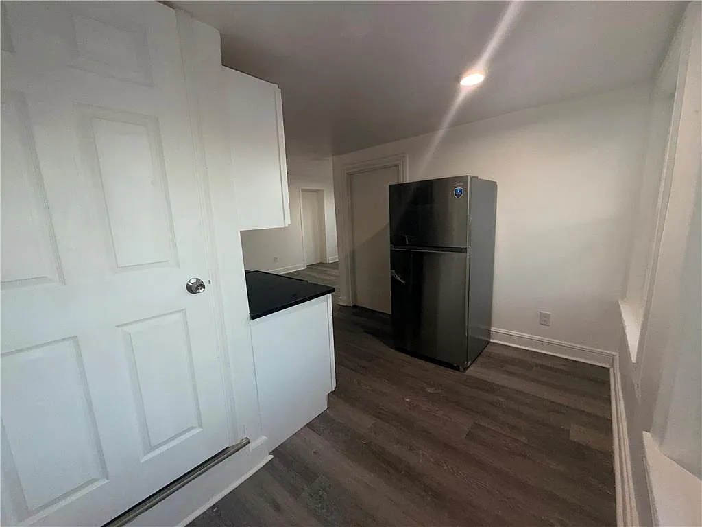 3 bed, 1.0 bath, 736 sqft, $2,500 — Photo 4