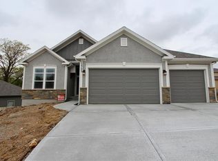 13752 Clear Creek Dr, Parkville, MO 64152
