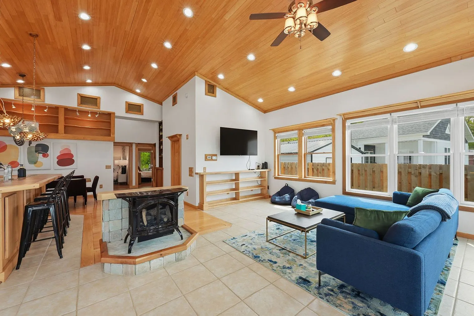 4 bed, 2.0 bath, 2669 sqft, $6,647 — Photo 2