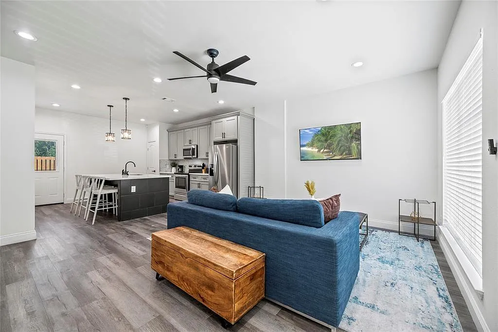 3 bed, 2.5 bath, 1300 sqft, $2,200 — Photo 2