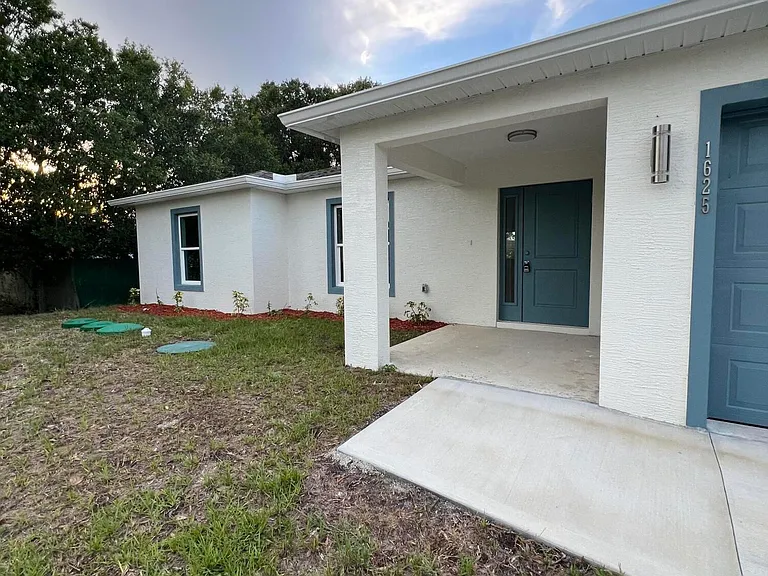 1625 Waneta St SE — Photo 2
