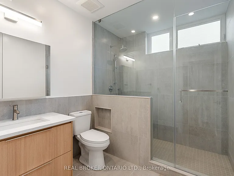 21 Farnham Ave #LANEWAY — Photo 17