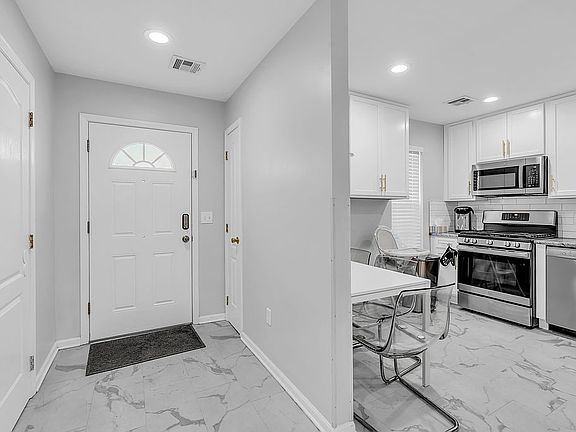 4th image of 18 Aspen Ct