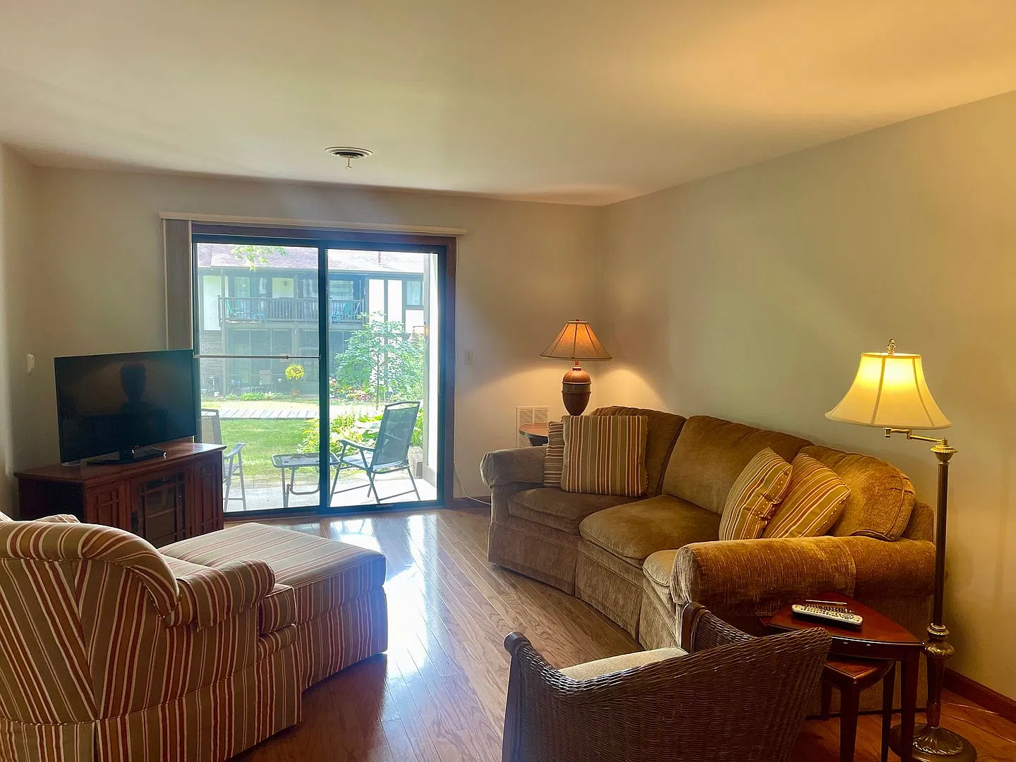 Williams Bay condo, fully furnished. 2 Bedrooms, 2 Bathrooms, 1 Car...Cable/Internet included! — Photo 1
