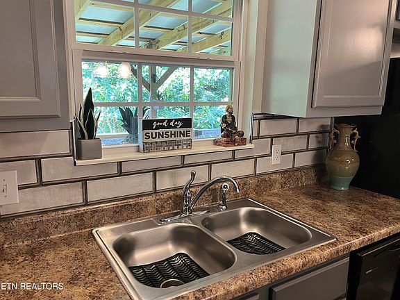 5th image of 8201 Oak Terrace Ln