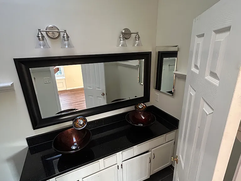 Full bathroom inside the main bedroom