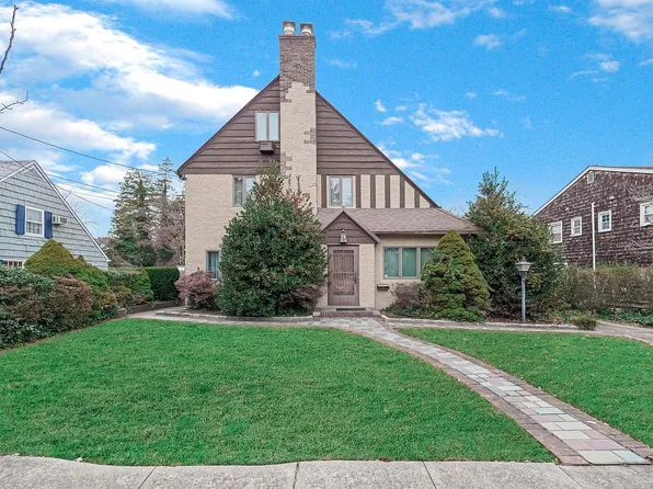 331 Richmond Rd #1, Little Neck, NY 11363