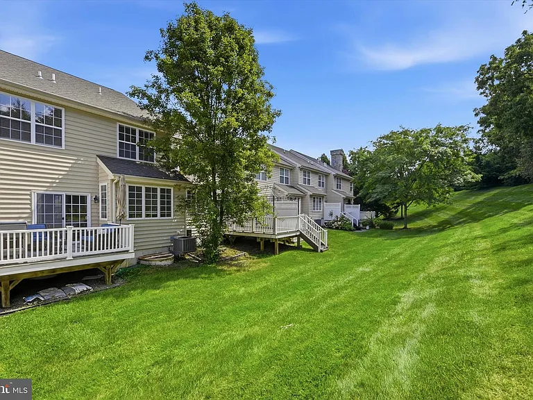 1221 Derry Ln — Photo 33