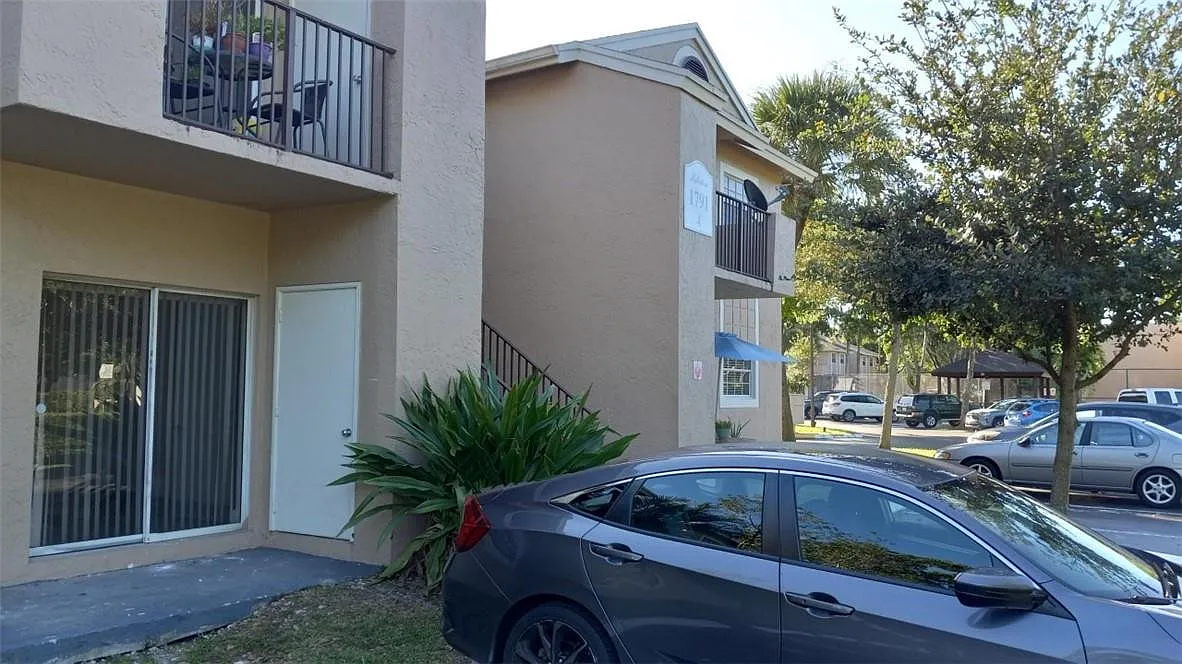 2 bed, 2.0 bath, 854 sqft, $2,300 — Photo 1