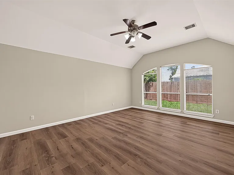 706 Silver Creek Cir — Photo 41