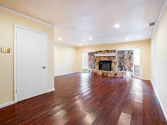 4th image of 510 Cranbrook Park