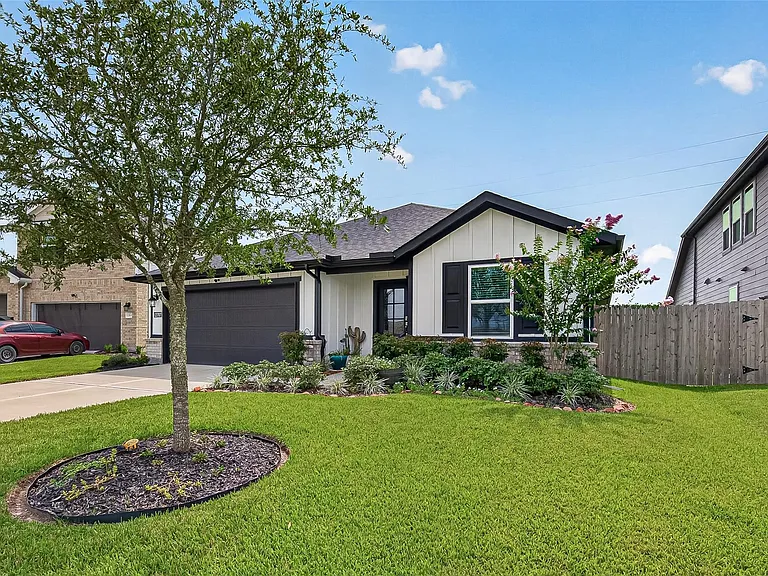 12707 Gabrial Dr — Photo 2